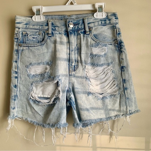American Eagle Outfitters Pants - American Eagle Distressed look light wash denim Mom Short size 0 EUC